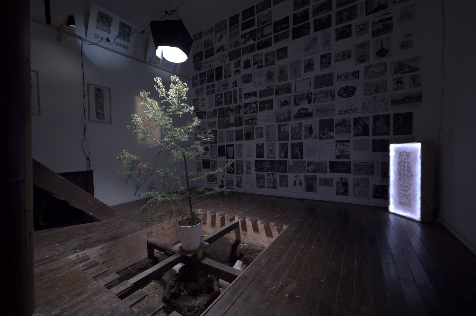 [図1] WHITEHOUSE 「一大楽園公園墓地」 会場風景