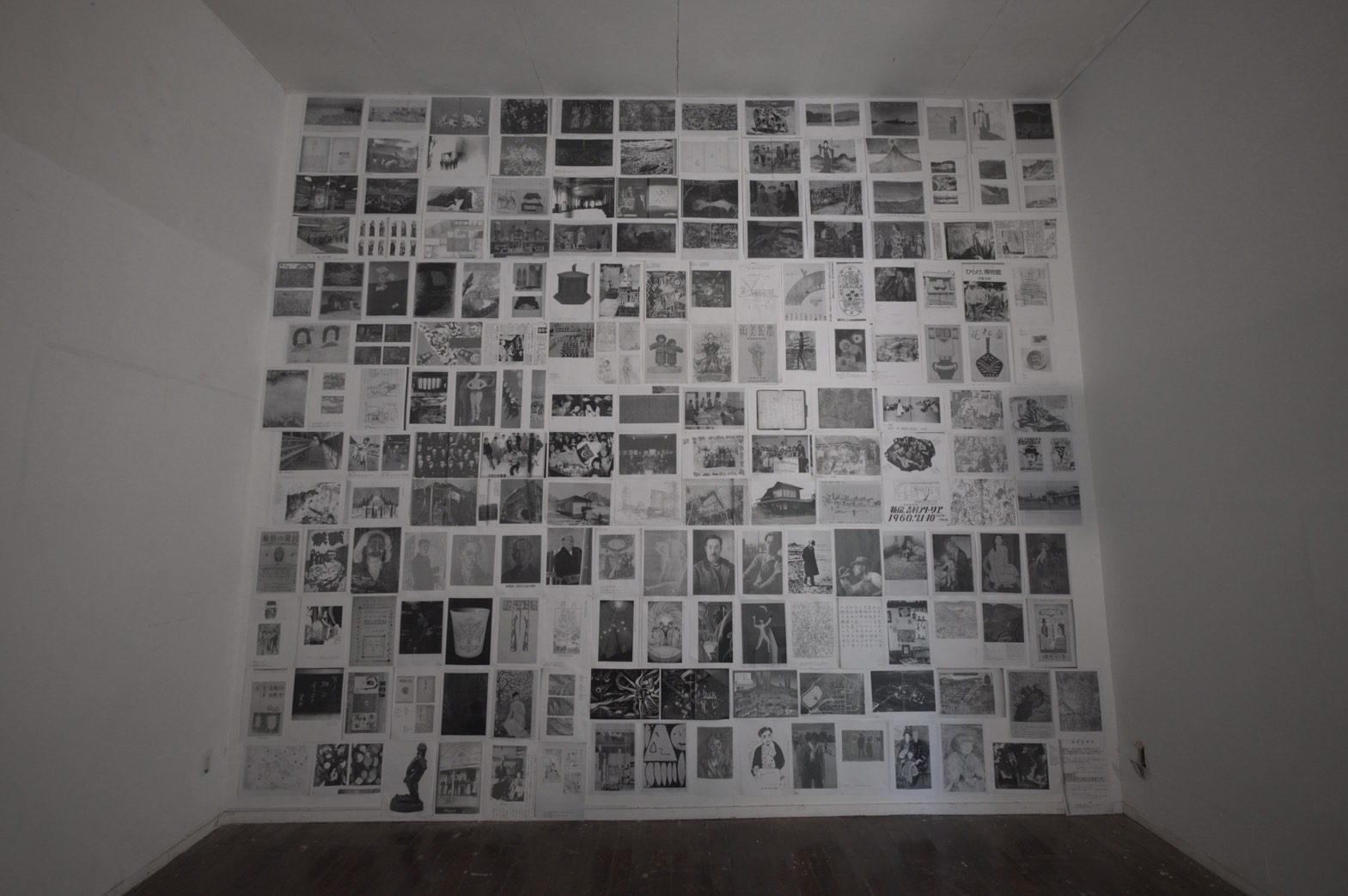 [図5] 複製図版によって埋め尽くされた壁の様子。