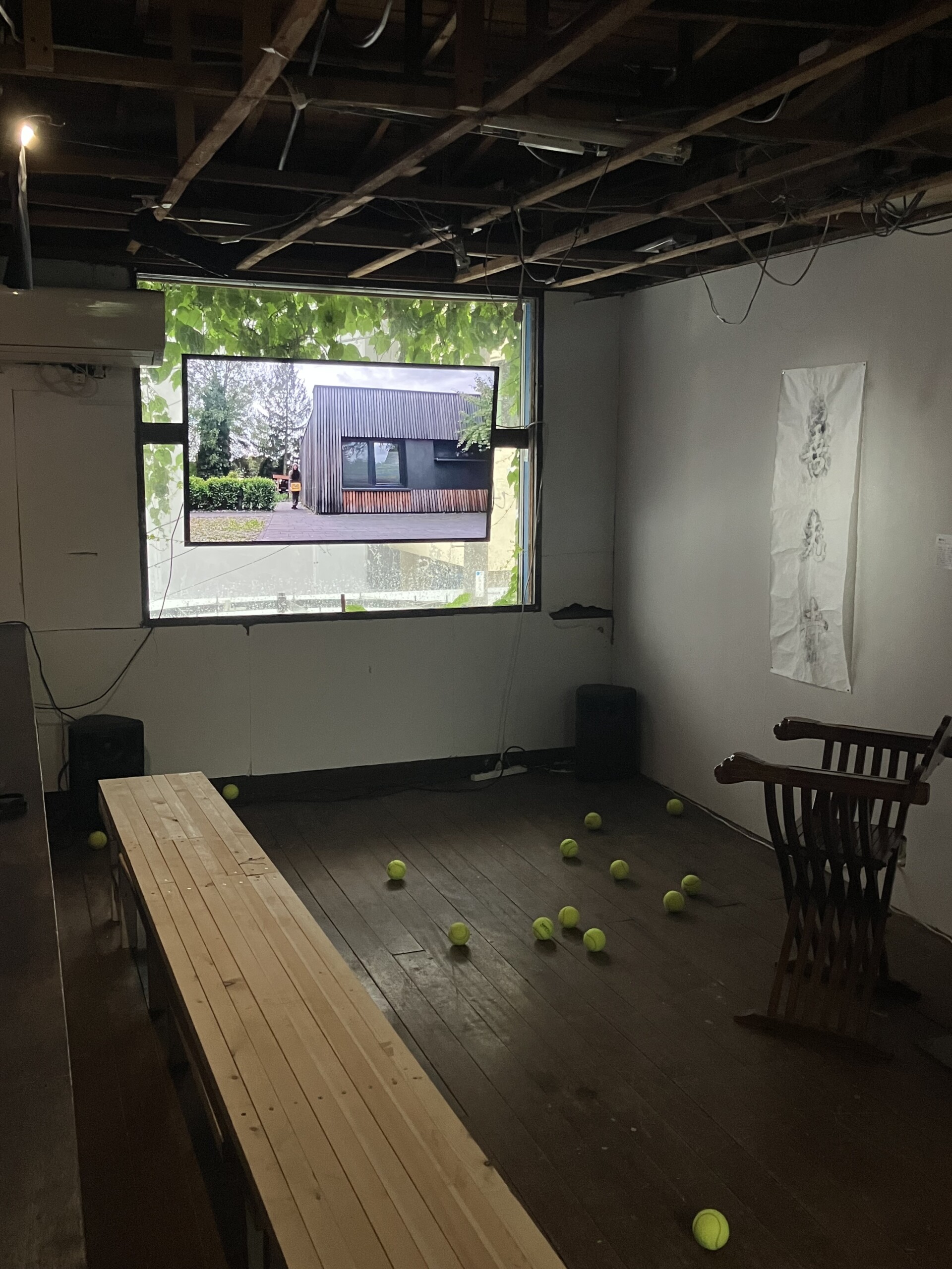 [図6] トモトシ《すべてのアーティストは自分の美術館をもつべきだ》展示風景。